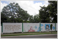 Words by Che Guevara painted on a wall on Avenida de la Independencia: "La revoluci&oacute;n es para llevarla en el alma y morir por ella, no para llevarla en los labios y vivir de ella." ("The revolution is to carry in your soul and to die for, not to carry on your lips and live from.")