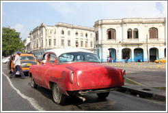 Red and white car, Avenida Salvador Allende (Carlos III).