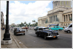 Black and white taxis in front of El Capitolio.