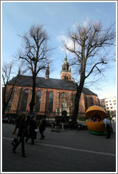 Hellig?skirken (The Church of The Holy Ghost) and a food vendor in a Pac-Man-like enclosure.  Str?get, city centre.