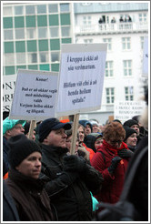 Reykjavik protest.  The left sign says "Konur! ?? a?kur vegi??sbegitingu valds; Verjum heilsu okkar og l?g?." ("Women! We are under attack by abuse of power; Let's defend our health and living standards.")   The right sign says "?kreppu ?kki a?a ver?um. H?fum vi?ni ??nda heilum sp?la?" ("In a depression one should not waste valuables. Can we afford to throw away a whole hospital?")